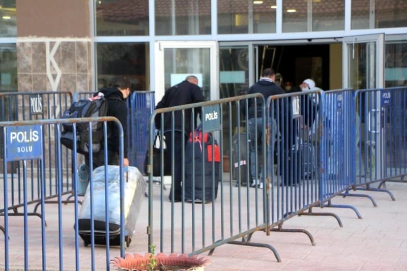 <p>Burada bir kez daha kontrolleri yapılan vatandaşlar Bolu Abant İzzet Baysal Üniversitesi içinde bulunan Hayreddin Tokadi Öğrenci Yurdu’ndaki odalara yerleştirildi. </p>