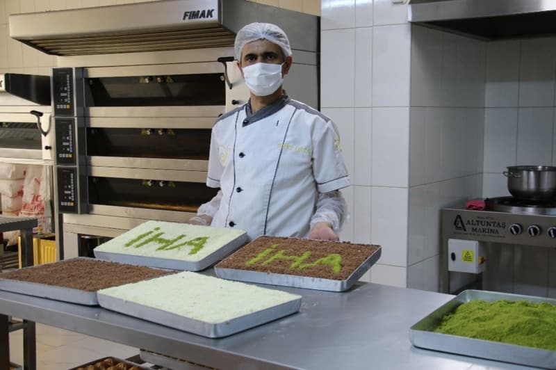 <b>“GÜLLACI KATBEKAT SOLLADI”</b><p>Soğuk baklavanın müşteri tercihlerini değiştirdiğini kaydeden Altunbay,”Ramazanın vazgeçilmez lezzetlerinden biri soğuk baklava. İnanılmaz derecede bir talep var. Güllacı katbekat solladı. <b><br></b></p>