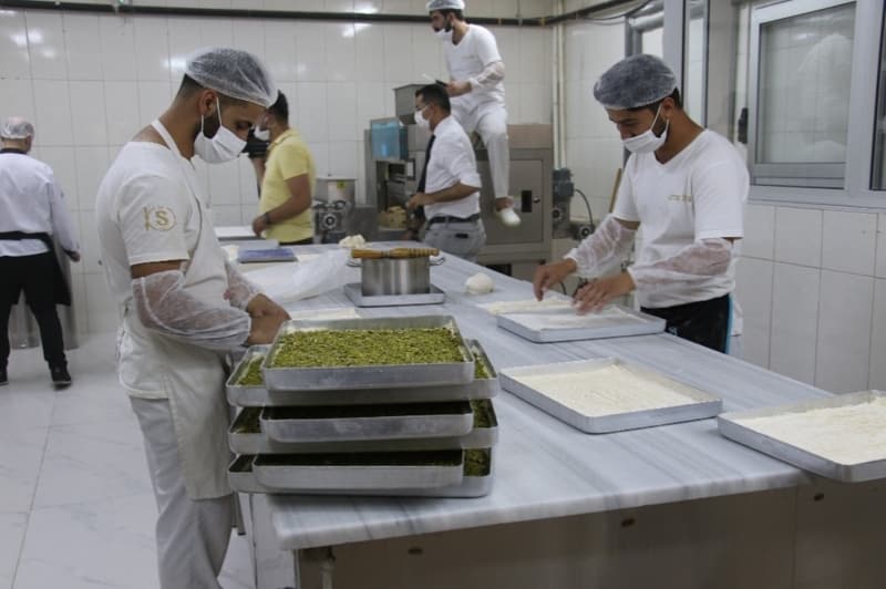 <p>Soğuk baklavanın en çok tüketileni sütlü çikolata. Biz beyaz çikolatalısını da çıkarttık bunun. Bir de sadesi ve fıstıklısı var. İsteğe göre içine ceviz de kullanabiliyoruz. Bu şekilde arttırabiliyoruz. Bayramda yaklaşık binin üzerinde sipariş aldık” diye konuştu.</p>