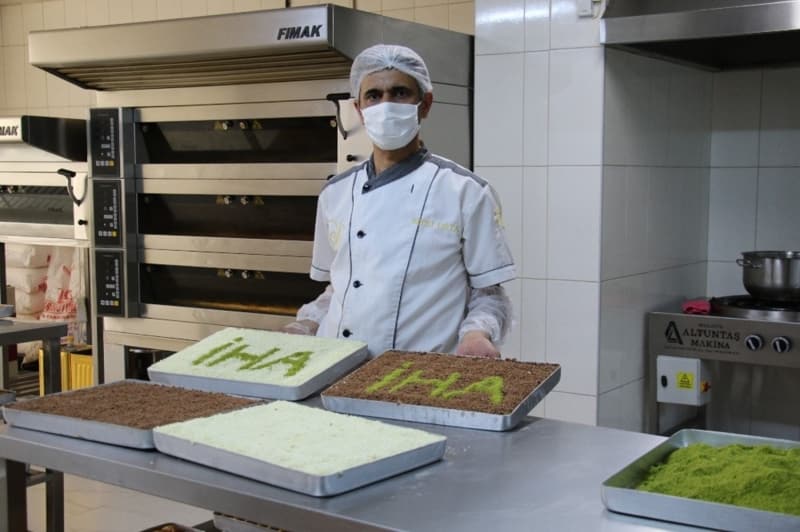 <b>BAKLAVA SERVİSİNE KORONAVİRÜS ÖNLEMİ</b><p>Koronavirüs nedeniyle önlemlerin artırıldığını belirten Altunbay, evlere yapılan servislerde her yarım saatte bir eldiven, bone ve maskenin değiştirildiğini belirterek,”Kısıtlama olduğu günlerde halkınıza hizmet adına Tatlıları evlerine kadar biz götürüyoruz ama kısıtlama olmadığı zaman yüzde 90 kendileri gelip alıyorlar.<b><br></b></p>