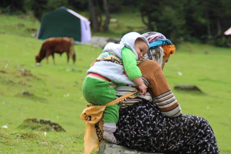 <p>Yaylada, ineklerin sütünden tereyağı ve peynir çeşitleri hazırlayanların kimi ürününü satarak, geçimine katkı sağlarken kimi de ailesinin kış mevsimindeki yiyeceğini elde ediyor.</p>