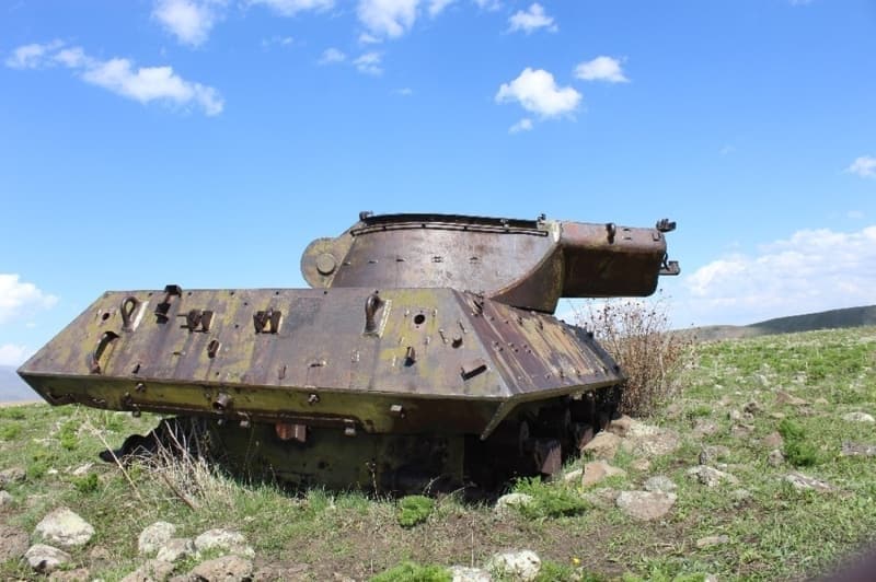 <p>Konuyla ilgili a��klamalarda bulunan Erzurum Tan�t�m Derne�i Ba�kan Yard�mc�s� �mer Faruk K�z�lkaya, “Bu tanklar�n sava� d�nemlerinden ve tatbikatlardan kald���n� tahmin ediyoruz. Bu b�lgeler de sava�a kar�� her daim s�cak olarak tutulmu� b�lgelerdir. Buralarda s�rekli tatbikatlar yap�ld�. Bu tanklar�n gerekli malzemeleri al�narak burada ��r�meye terk edildi�ini g�r�yoruz. Bazen buraya mantar toplamaya gelenler hat�ra foto�raflar� �ekiyor. �o�u zaman bunu bilenler de geliyor buraya tanklar� g�rmeye. 2 tank bulunuyor burada. Bunca y�l ge�mesine ra�men tank�n ba�l�k k�sm� halen d�nebiliyor. Bunlar ’Tank avc�s�’ olarak biliniyor. Amerikan mal� olan bu tanklar sa�laml�klar� ile me�hur” dedi.</p>