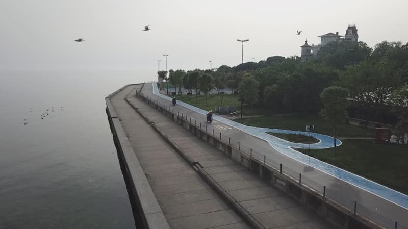 <p>Caddebostan Sahil ve sahilde denetim yapan polisler havadan görüntülendi.</p>