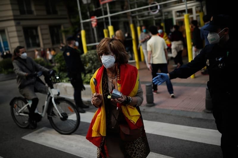 <p>Dier yandan spanyol meclisinde 3. byk siyasi parti konumundaki ar sa grl Vox partisinin arsyla 23 Mays'ta tm byk kentlerde ara konvoylaryla hkmet kart gsteri yaplmas bekleniyor.</p>