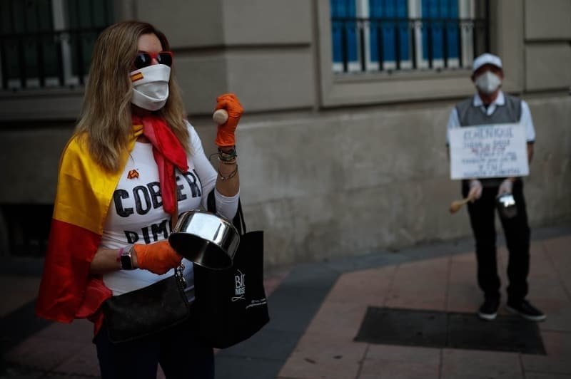 <p>spanya'da aklanan son verilere gre Kovid-19'dan imdiye kadar 27 bin 650 kii hayatn kaybederken, lkede toplam vaka says 231 bin 350'ye ulat.</p>