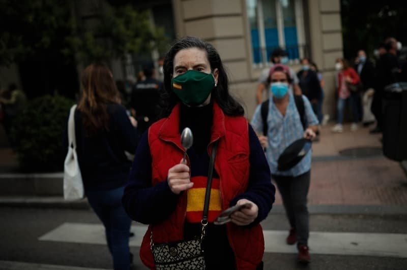 <p>lke genelinde yerel saat ile 20.00'da salk alanlarn desteklemek iin yaplan alk eyleminden sonra 21.00'da baz yerlerde hkmeti protesto etmek iin balkonlara kan spanyollar tencere ve tavalara vurarak kardklar sesle tepkilerini duyurmaya alyorlard.</p>