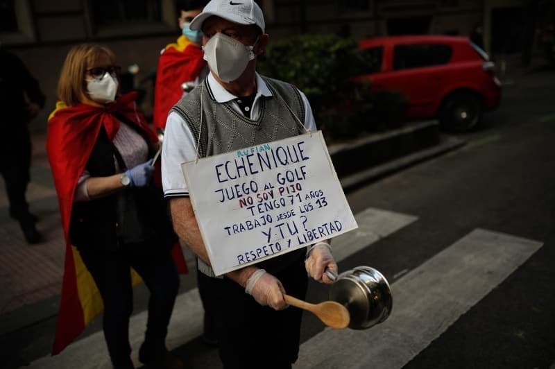 <p>Bu protestolarn sokaa tayan ve sa grl partilerin sempatizanlarnn ounlukta olduu gruplar, Kovid-19'a kar yrtt politikadan dolay hkmeti eletirerek, 'istifa' sloganlar atyor.</p>
