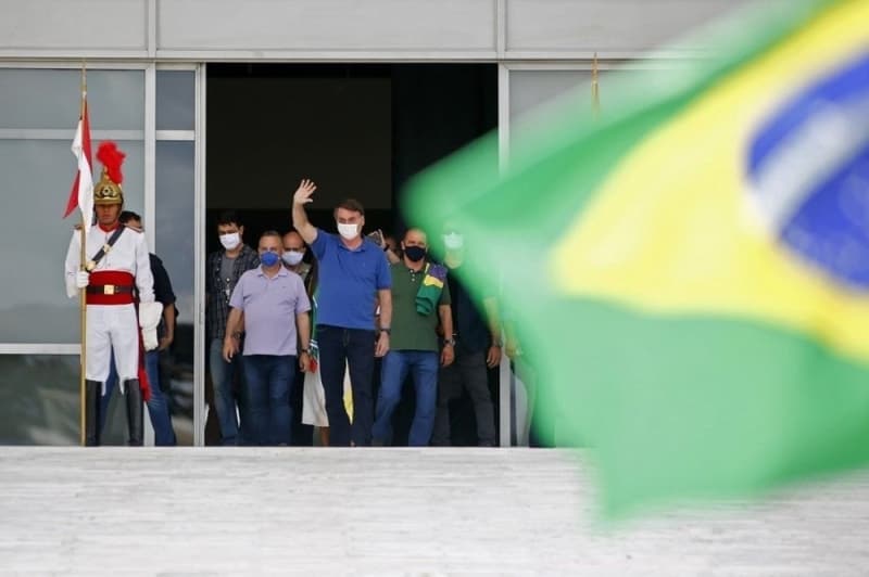 <p>Bolsonaro'nun Covid-19 tedavilerinde uygulanması için klorokin ilacı kullanım protokolünde değişiklik yapmasını istemesine Sağlık Bakanı Teich, bunun bilimsel bir dayanağı olmadığı gerekçesiyle karşı çıkmıştı.</p>