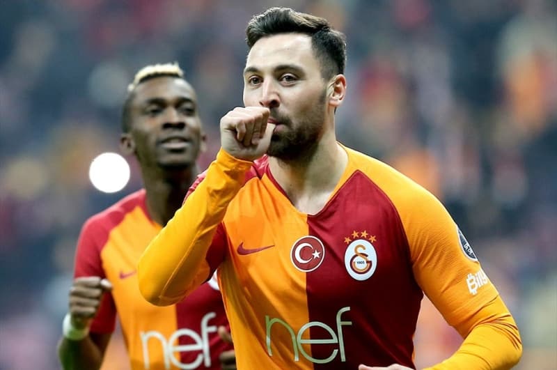 <p>Galatasaray formasıyla 3 kez lig şampiyonluğu yaşayan, 3 Ziraat Türkiye Kupası kaldıran ve 2 de Süper Kupa zaferi yaşayan Sinan Gümüş de Beşiktaş’ta forma giymeye sıcak bakıyor.</p>