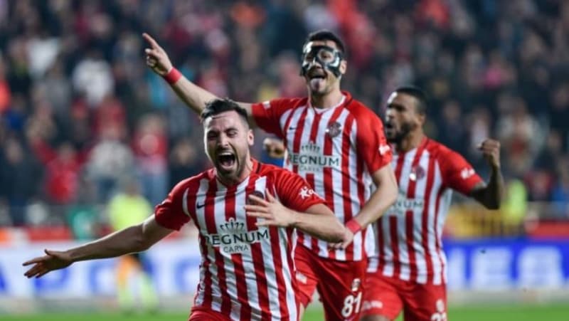 <p>İlk olarak oyuncunun yıllık alacağı ücreti de İtalyan kulübüne ödetmek isteyen siyah beyazlılar, olası bir durumda az da olsa deneyimli futbolcunun yıllık ücreti için belli bir ödeme yapacak. </p>