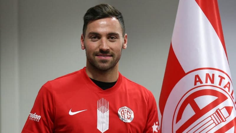 <p><b>MAAŞ ÖDEMESİ GENOA’DAN</b></p><p><br></p><p>Devre arasında Antalyaspor’da kiralık gelen, maaş ödemesi ise İtalyan kulübü tarafından yapılan Sinan Gümüş’ü benzer bir şekilde kadrosuna katmak isteyen <b>Beşiktaş, hiçbir ücret ödemeden 26 yaşındaki oyuncuya forma giydirmeyi hedefliyor.</b></p>