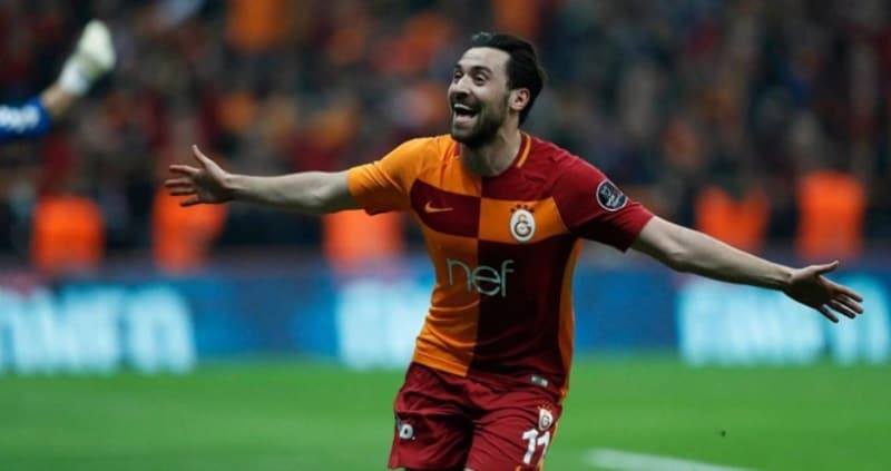 <p><b>OLYMPIAKOS DA İSTİYOR</b></p><p><br></p><p>Antalyaspor’un devre arasında İtalya Serie A ekibi Genoa’dan kiraladığı Sinan Gümüş için Olympiakos da devreye girdi.</p>