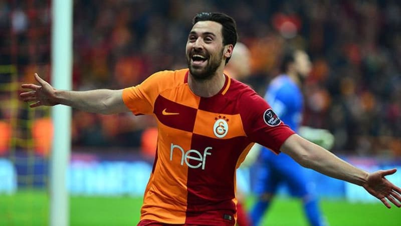 <p>Yunanistan Ligi’nin lideri olan ve gelecek yıl ülkesini Şampiyonlar Ligi’nde temsil edecek kırımızı-beyazlı ekip 26 yaşındaki futbolcuyu kadrosuna katmak için İtalyan kulübüyle görüşme yaptı.</p>