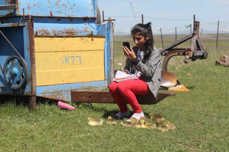 <p><b>- 'ÇİÇEKLERİN ARASINDA DERS ÇALIŞMAK AYRI KEYİF'</b><br></p>