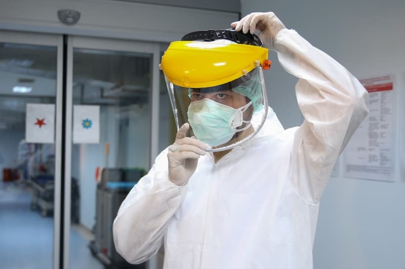 <p>Sa�l�k �l M�d�r� �nal H�l�r de �ocuklar� k���k oldu�u i�in ailesinden ayr� oldu�unu, t�m sa�l�k camias�n�n fedakarca �al��t���n� bildirdi.</p>