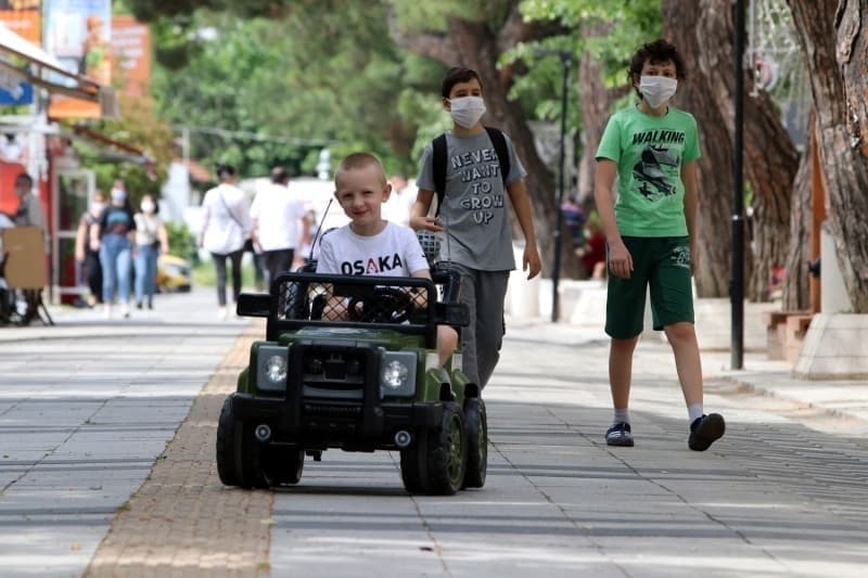 <p>Uzun süredir evde olan çocuklara kısıtlamaların belirli süreler kaldırılmasını desteklediğini ifade eden Savaş, 'Kızımı parka getirdim, hem temiz hava alacak hem de doyasıyla oyun oynayacak. Onlar mutlu olunca biz de mutlu oluyoruz' diye konuştu.</p>