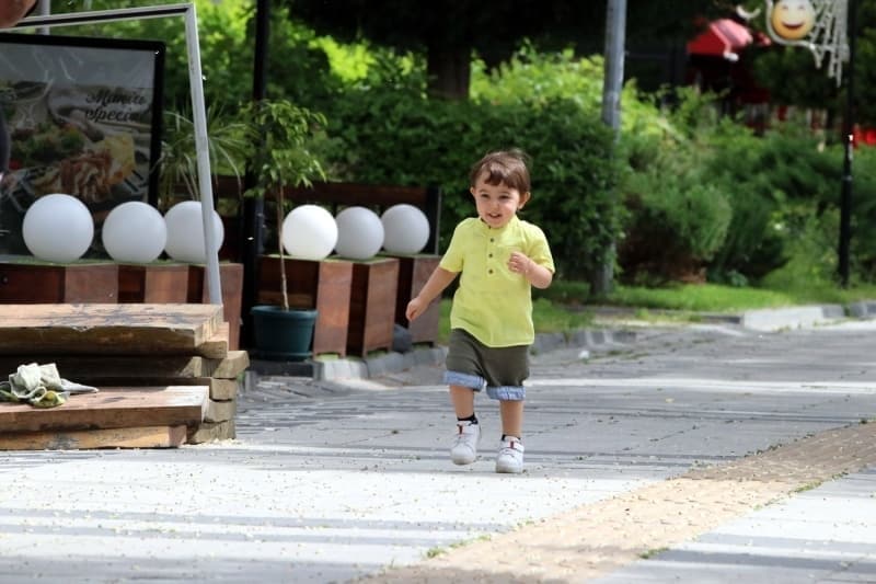 <p>Geçen hafta 4 saat dışarı çıkan binlerce çocuk bugün yine sokağa çıkma imkanı buldu.</p>