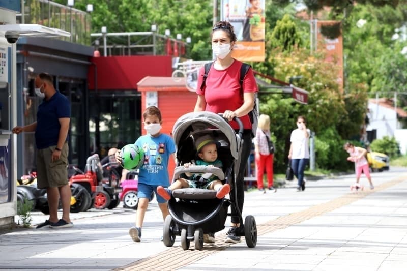 <p>Çoğunluğu aileleriyle sokaklarda özgürce dolaşan çocukların mutlulukları yüzlerinden okundu.</p>