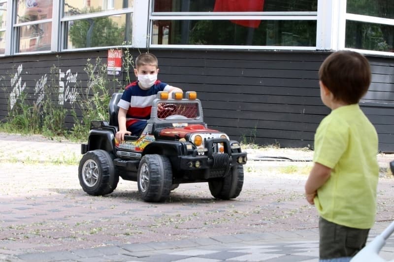 <p>Babasıyla parka gelen Duru Savaş (5) eve dönme saati gelene kadar parkta oyun oynayacağını belirtti.</p>