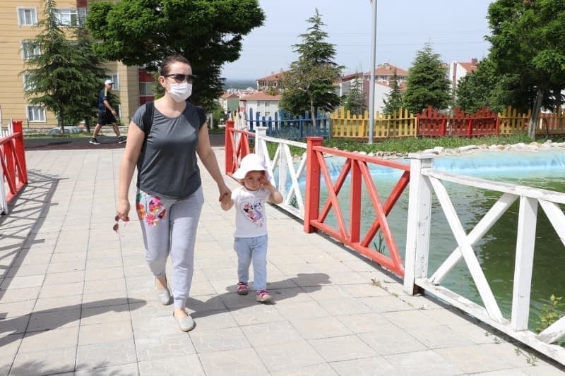 <p>Tekirdağ'da da aileleriyle dışarı çıkan çocuklar parklarda ve yeşil alanlarda zaman geçirdi.</p>