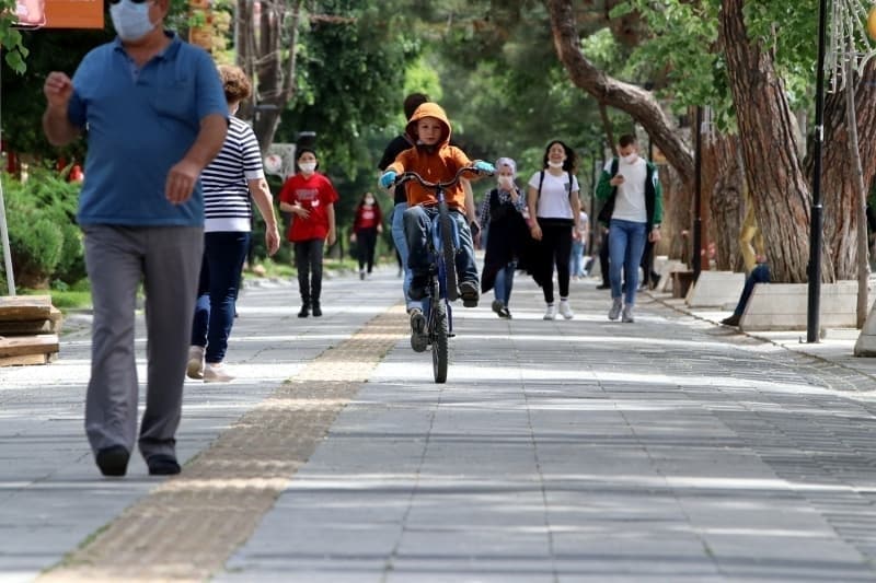 <p>Kırklareli'nde de birçok çocuk saat 11.00'den itibaren anne ve babalarıyla dışarıya çıkarak park ve yeşil alanlara gitti.<br></p>