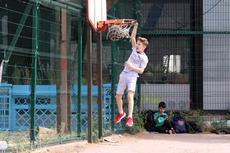 <p>Özellikle Festival Alanı ile İstasyon Caddesinde gezinen çocuklar aileleriyle keyifli vakit geçiriyor. Bazı çocuklar balon ve uçurtma uçururken bazıları ise voleybol ile basketbol oynadı.</p>