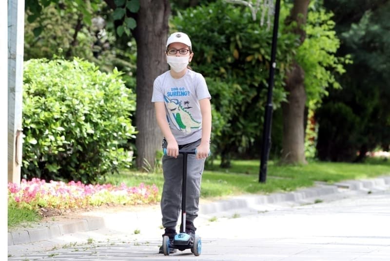 <p>Edirne, Kırklareli ve Tekirdağ'da yeni tip koronavirüs (Kovid-19) salgını nedeniyle alınan önlemler kapsamında sokağa çıkmaları kısıtlanan 14 yaş altı çocuklar, istisna uygulanması kapsamında bir hafta sonra tekrar sokağa çıktı.</p>