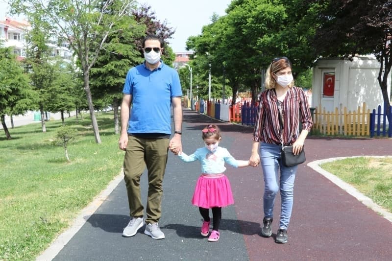 <p>Maske taktıkları gözlenen çocuklar, 4 saatlik iznin ardından evlerine dönecek.</p>