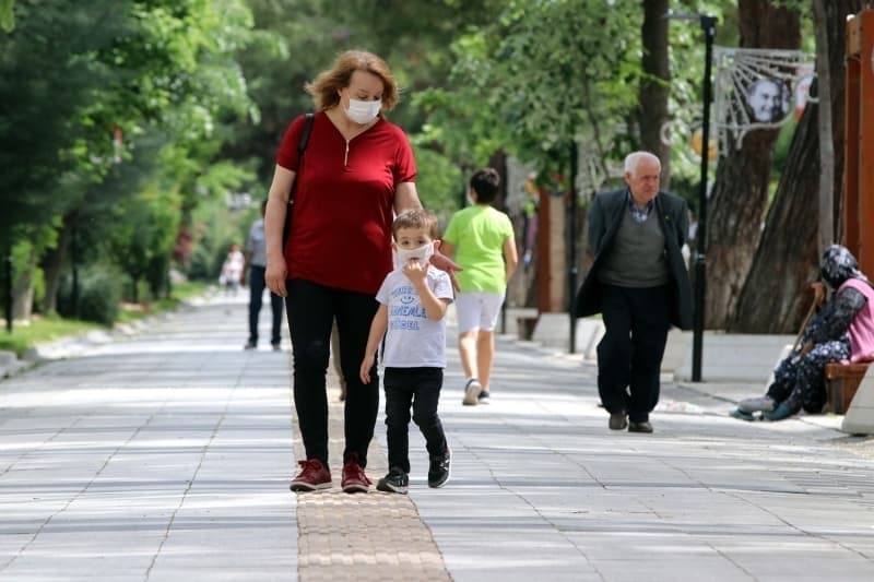 <p>Duru'nun babası Doktor Emrah Savaş da salgının kontrol altına alınmasında kısıtlamalara uyulmasının çok faydası olduğunu ifade etti.</p>