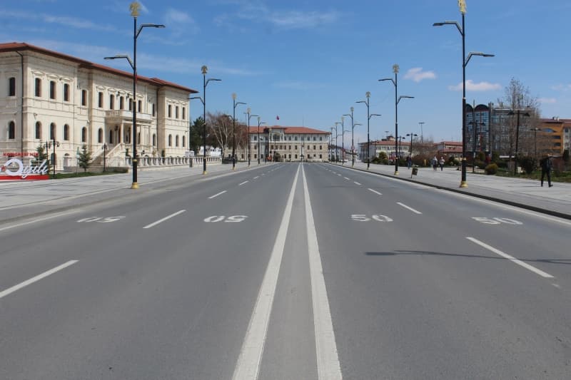 <p><b>BAYRAMDA FIRINLAR AÇIK OLACAK</b></p><p><br></p><p>23.05.2020 Cumartesi, 24.05.2020 Pazar, 25.05.2020 Pazartesi ve 26.05.2020 Salı günleri ekmek üretiminin yapıldığı fırın ve/veya unlu mamul ruhsatlı iş yerleri ile bu iş yerlerinin sadece ekmek satan bayileri, ayrıca tatlı üretiminin yapıldığı/satıldığı iş yerleri açık olacaktır. (Bu iş yerlerinde sadece ekmek, unlu mamul ve tatlı satışı yapılabilir.)</p>