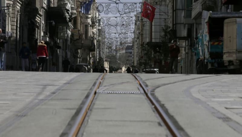 <p>Ramazan Bayramı münasebetiyle, sokağa çıkma kısıtlamasının olduğu 23.05.2020 Cumartesi, 24.05.2020 Pazar, 25.05.2020 Pazartesi ve 26.05.2020 Salı günleri, sadece evlere paket servis şeklinde hizmet sunmak üzere lokanta ve restoran tarzı işyerleri,</p>