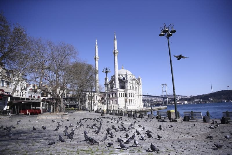 <p>Valilikler/Kaymakamlıklar tarafından yerleşim merkezleri için her 50.000 nüfusa bir adet ve il sınırları içinden geçen şehirlerarası karayolu ve varsa otoyol üzerinde her 50 km için bir adet olmak üzere belirlenecek sayıda akaryakıt istasyonu ve lastik tamircisi (Bu madde kapsamında açık olacak akaryakıt istasyonları ile lastik tamircileri kura yöntemi ile belirlenecektir ve nöbetçi akaryakıt istasyonlarının marketleri açık olacaktır.)</p>