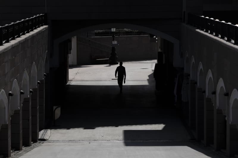 <p>Çalışanları inşaat alanında/maden alanında bulunan şantiyede konaklayarak yapımı veya çalışması devam eden büyük inşaatlar ile madenler (Bu madde kapsamında inşaat ve konaklama aynı şantiye alanı içinde ise izin verilir, başka bir yerden çalışanların gelmesine ve şantiyede kalanların başka bir yere gitmelerine izin verilmez. Çalışma alanı sadece inşaat alanı/maden sahaları ile sınırlıdır.)</p>