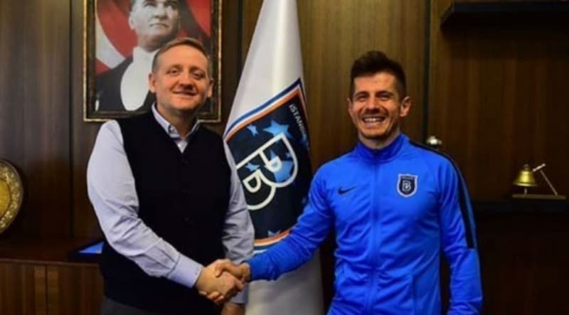 <p>Hatta kulübe yakın kaynaklardan alınan bilgiye göre sportif direktörlüğe hazırlanan<b> Emre Belözoğlu,</b> ikili ilişkilerinin iyi olduğu <b>Gümüşdağ ve İrfan Can ile görüştü bile...</b></p>