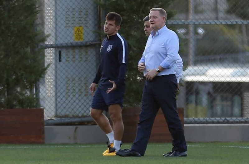 <p>Ligde iddiasını sürdüren Başakşehir'e zarar gelmemesi için bu görüşmeyi gizli tutan Emre Belözoğlu'nun, Gümüşdağ'a <b>'Başkanım, şampiyon olamazsanız İrfan'ı bize verin. Kariyerime iyi bir kadroyla başlamak istiyorum. Desteğinize ihtiyacım var'</b> dediği öğrenildi.</p>