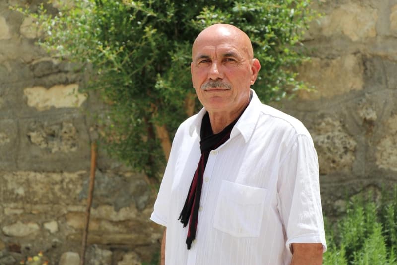 <p>'Çamuru 90 derecelik termal suların altından çıkarıyoruz. Kükürt, tuz ve sülfat miktarı oldukça yüksek olduğu için çok değerli. Romatizma hastalıkları, kireçleme ve ortopedik rahatsızlıklara iyi geliyor. Cilt rahatsızlıkları, sivilce, akne tedavisinde buradan çıkarılan çamurdan ürettiğimiz homojen kremler kullanılıyor' dedi.</p>