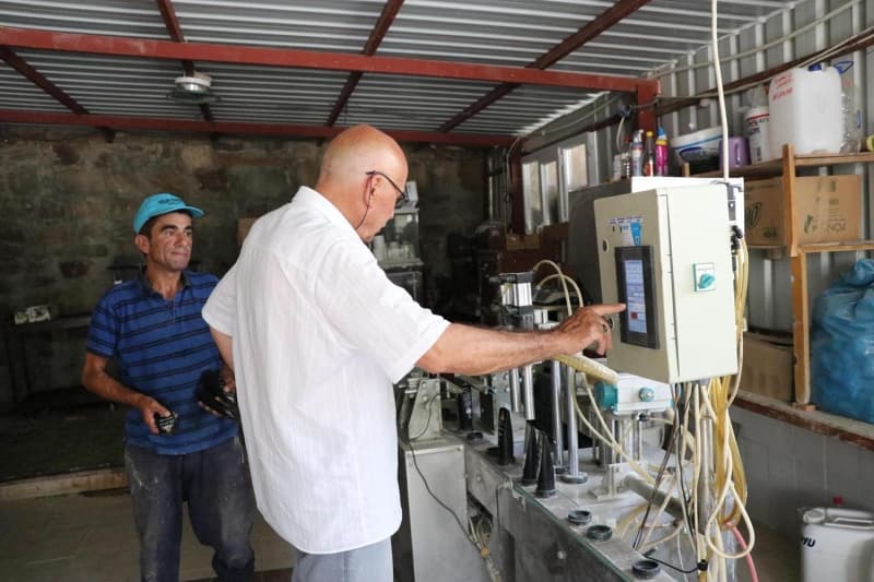 <p>Kürekle sıcak su kaynaklarının oluşturduğu göletlerden alınan çamurlar, çeşitli işlemlerden geçiriliyor. Sıcak çamur önce dinlendiriliyor.</p>