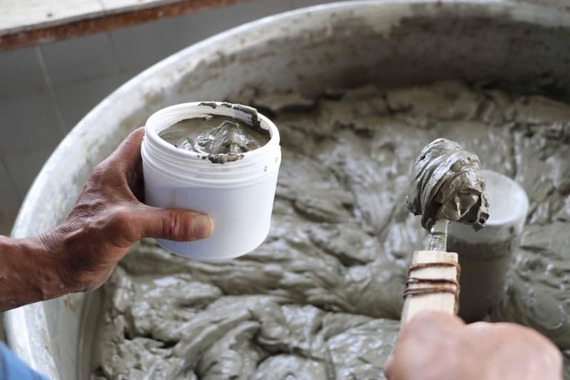 <p>Bölgeden çıkan ve sıcaklığı 90 dereceyi bulan sular, hizmet veren termal tesislerde eklem ağrısı ve romatizma rahatsızlıkları nedeniyle şifa arayan vatandaşların tedavisinde kullanılıyor.</p>