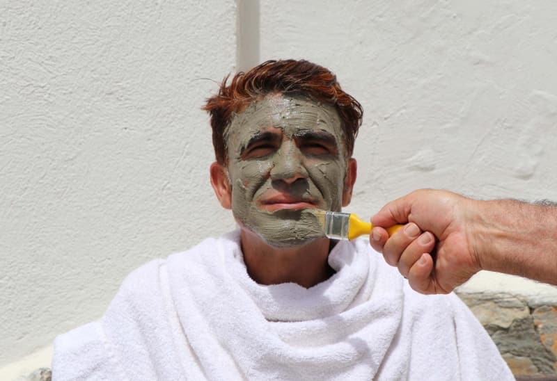 <p>Tekke Mahallesi'nde yaşayan ve termal bir otelin işletmeciliğini yapan Mustafa Şen, 10 yıldır çamurdan üretim yaptıklarını belirtti. </p>