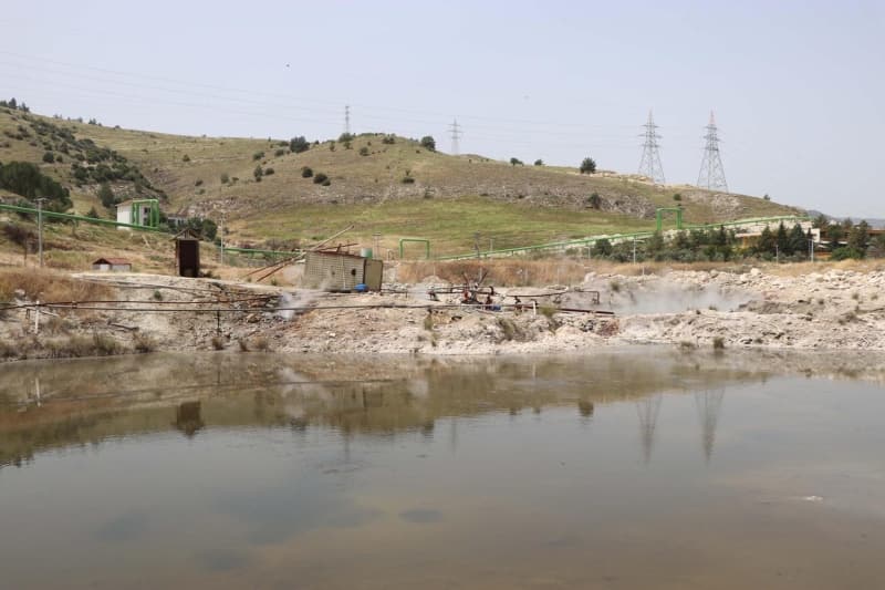 <p>Şen, bölgedeki çamurun içerisindeki kükürt sülfat miktarının oldukça yüksek olduğunu, bu durumun çamurun kalitesinin oldukça yüksek olduğuna işaret ettiğini kaydetti. Çıkardıkları çamuru çeşitli işlemlerden geçirdikten sonra homojen krem haline getirdiklerini aktaran Şen,</p>