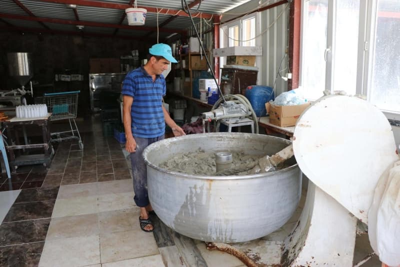 <p>'Bizim çamurumuzun onlarınkinden kaliteli olduğunu göstermek için İsrail'e bedava çamur gönderdim. Onlardakine göre tuz, kükürt ve sülfat oranımız daha iyi. Biz çamurumuzun kalitesi konusunda iddialıyız. Almanya, Belçika, Hollanda, Avustralya'ya ve ABD'ye çamurumuzu ihraç ediyoruz. İhraç ettiğimiz ülkelerde yüz maskesi olarak yoğun bir şekilde kullanılıyor. Kullananlar memnuniyetini dile getiriyor' diye konuştu.</p>