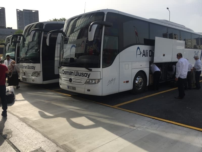 <p><b>OTOGARLARDA YOĞUNLUK<br></b><p><b><br></b></p></p><p>Büyükşehirlerden otobüslerle gelen çay üreticileri, otogarlarda yoğunluk oluşturdu. </p>