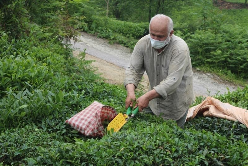 <p>Yollarda denetimlerin olduğunu anlatan Servet Tüfekçi'Annenizi bırakmak için geldik, geriye döneceğiz. Her yerde çevirme vardı, hepsini geçtik, Rize'ye ulaştık' diye konuştu.</p>