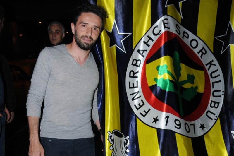 <p>Gönül'ün, “Aynı Fenerbahçe’den ayrıldığım dönemi yaşar gibiyim... Kimse beni çağırıp olumlu ya da olumsuz bir şey söylemedi. Sözleşmeyle alakalı olarak ne süre soran oldu ne de rakam...” ifadelerini kullandığı kaydedilmişti.</p>