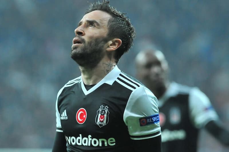 <p><b>ORTA YOL BULUNUR MU? </b></p><p>Futbol kariyerine 2 yıl daha devam etme kararı alan Gökhan, hem ilerleyen yaşı hem de koronavirüs süreci sebebiyle kulüplerin içinde bulunduğu ekonomik sıkıntı sebebiyle maaş konusunda Beşiktaş Yönetimi’yle orta yolu bulabileceğine emin...</p>