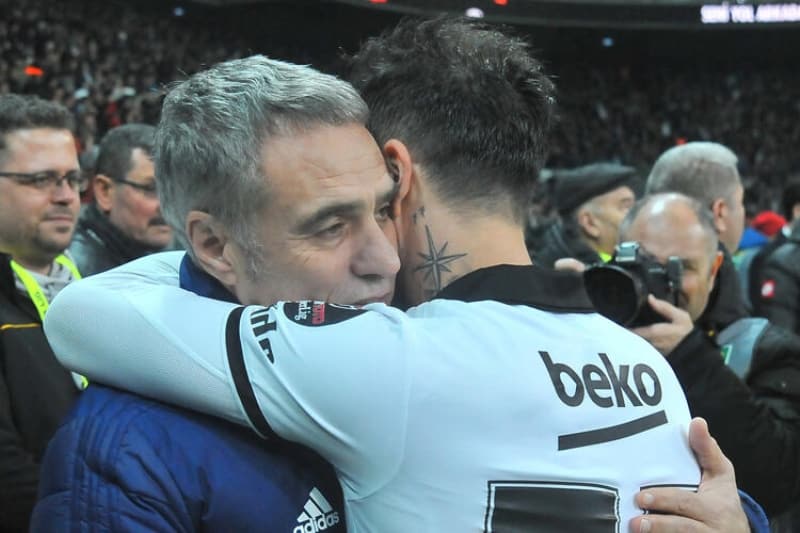 <p><b>ALİ KOÇ'TAN AÇIK KAPI </b></p><p>Fenerbahçe Başkanı Ali Koç, sarı-lacivertli kulübün Yüksek Divan Kurulu Toplantısı'nda kendisine yöneltilen Gökhan Gönül talebine çok kısa bir cevap vererek açık kapı bıraktı.</p>