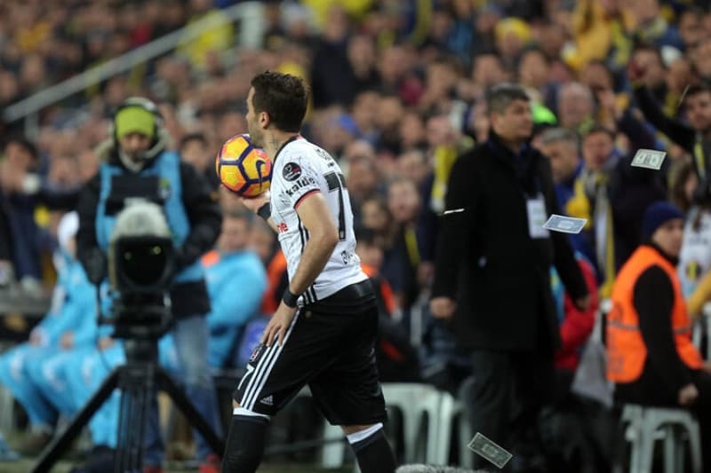 <p>'Zor dönemden geçtiğimiz pandemi sürecinde, kamuoyunu bu konuyla meşgul ettiğim için özür dilerim'</p>