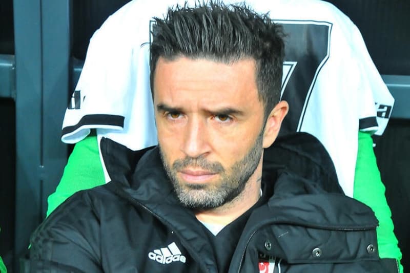 <p><b>İLETİŞİME GEÇİLMEDİ </b></p><p>Sezon sonunda kulüple kontratı bitecek olan; Caner Erkin, Atiba Hutchinson ve Gökhan Gönül arasından sadece Kanadalı ön liberoyla görüşüp 1 yıl daha yola devam konusunda söz kesen yönetim, diğer isimlerle henüz iletişime geçmedi.</p>