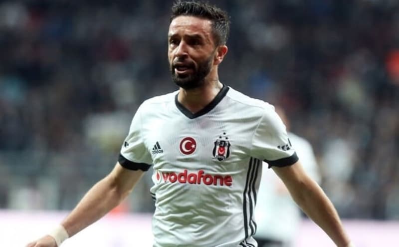 <p><b>'ANLAŞILDI' </b></p><p>Koç, 'Gökhan Gönül futbolu Fenerbahçe'de bırakmalı' şeklinde öneri getiren kulüp üyesine 'Anlaşıldı' şeklinde yanıt verdi.</p>