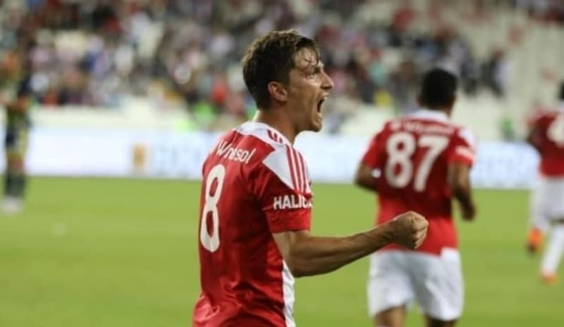 <p>Mert Hakan Yanda�, bu sezon k�rm�z� - beyazl� formayla ��kt��� 25 ma�ta 6 gol - 3 asistlik bir performans sergiledi.</p>